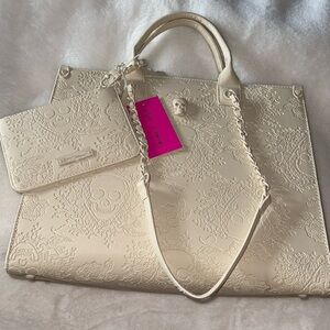 Betsey Johnson "skulltastic" 2 PC large skull tote and wristlet XOKIARA2 white